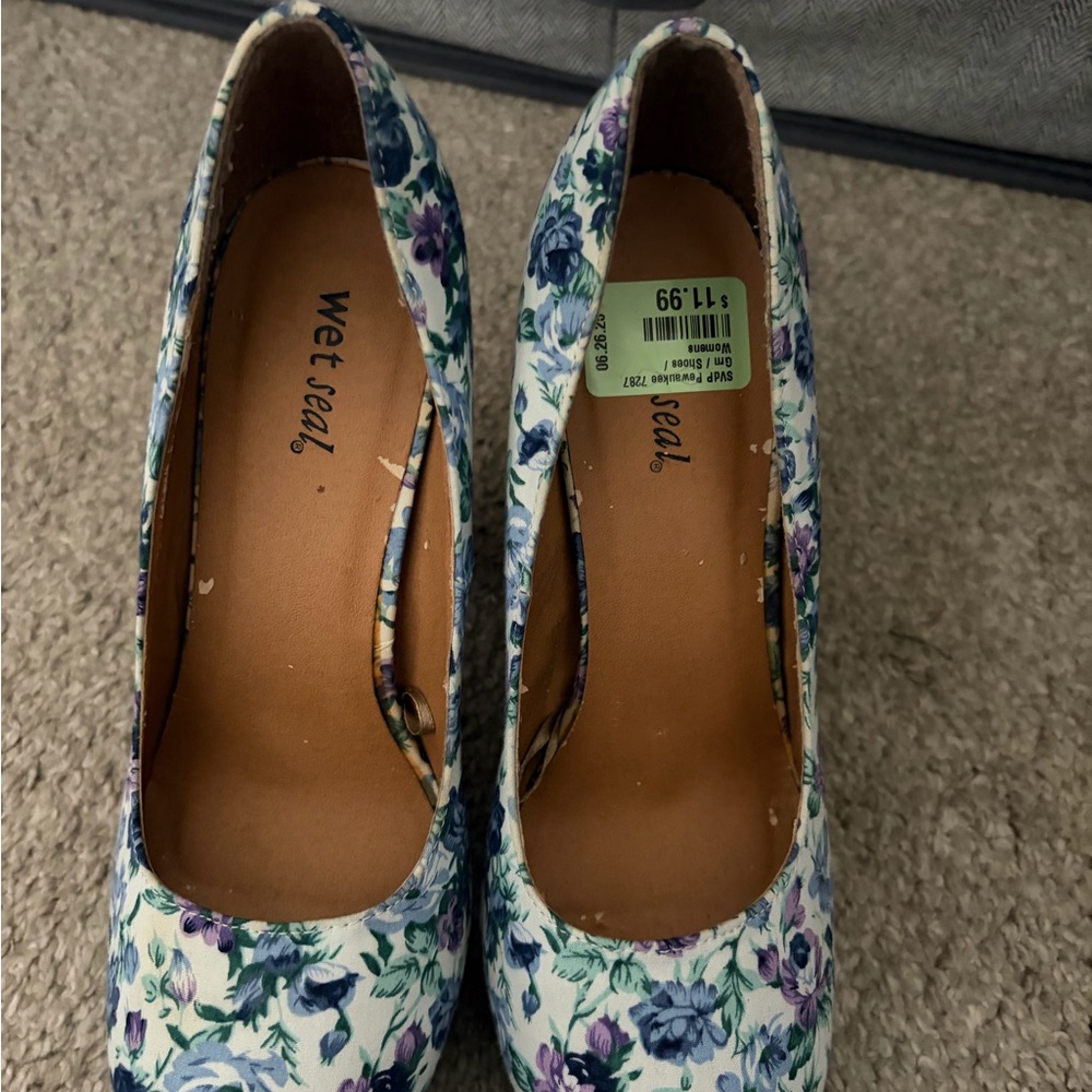 Wet Seal Floral Pumps in White with Blue & Purple Blossoms